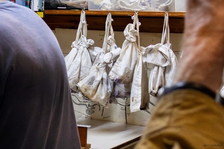 (Meijendel). Foto van - Krista Roest.
Vangzakjes met interessante inhoud